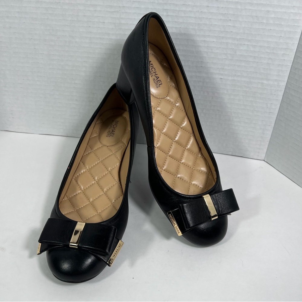 Michael Kors Womens Black Leather Heel Pumps 7.5 M Bow Logo Gold Accent Shoes